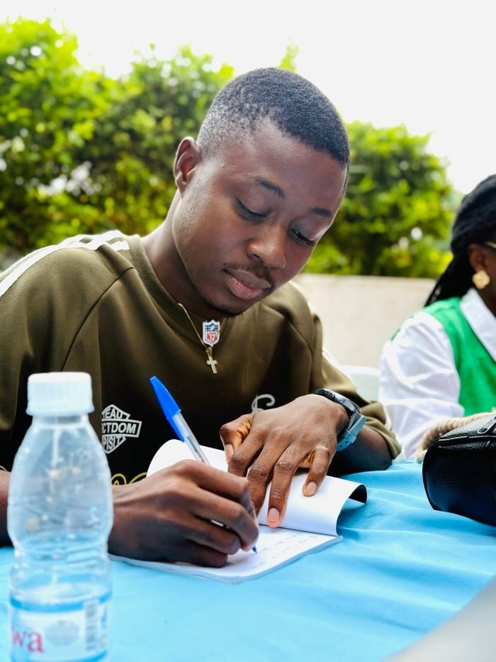 Freddy Konan dédicaçant son livre lors d’une séance de dédicace à Bouaké en 2026