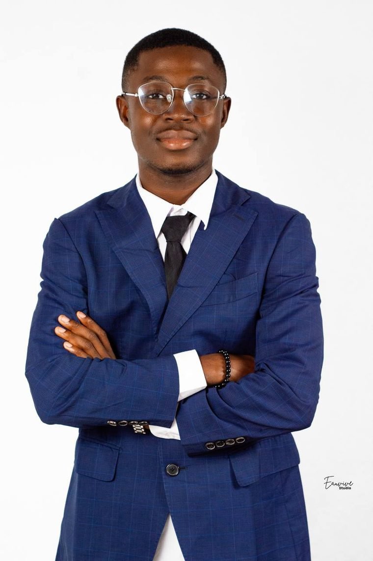 Freddy Konan en costume bleu