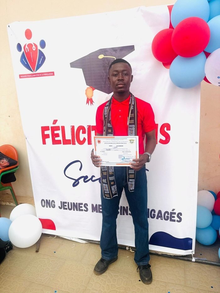 Freddy Konan tenant son diplôme de secourisme lors d’une cérémonie de remise à Korhogo en 2025
